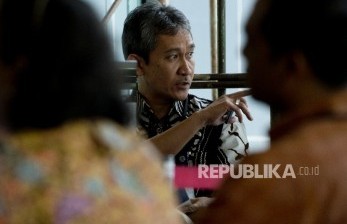 Direktur Jenderal Bea dan Cukai Kementerian Keuangan Askolani. Direktorat Jenderal Bea dan Cukai Kementerian Keuangan memprediksi Indonesia akan kehilangan devisa sebesar 2,2 juta dolar AS. 