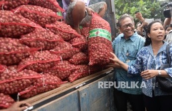Bulog Lepas Seribu Ton Bawang Merah ke Pasar Induk