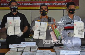 Direskrimum Polda Banten Kombes Matri Sonny (kiri) didampingi Kabid Humas Kombes Edy Sumardi (tengah) dan Kasubdit II AKBP Dedy Darmawansyah (kanan) menunjukan barang bukti sejumlah dokumen kepemilikan tanah palsu saat ekspos kasus di Mapolda Banten, Serang, Banten, beberapa waktu lalu. Satgas Antimafia Tanah Polri sudah menetapkan sebanyak 61 orang tersangka dalam penanganan kasus-kasus mafia tanah.