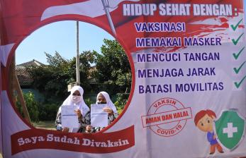 Dua santriwati berfoto usai mengikuti vaksinasi dalam serbuan vaksin COVID-19 di Pondok Pesantren Assalam, Banyuputih, Situbondo, Jawa Timur, Sabtu (21/8/2021). Serbuan vaksin COVID-19 TNI AL tersebut diikuti 1125 peserta untuk percepatan terwujudnya kekebalan komunal dalam mendorong Indonesia sehat bebas COVID-19.