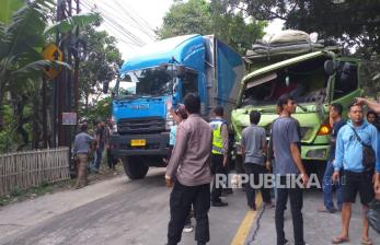 Dua Truk Besar 'Adu Banteng' di Bandung Barat, Ini Kronologinya