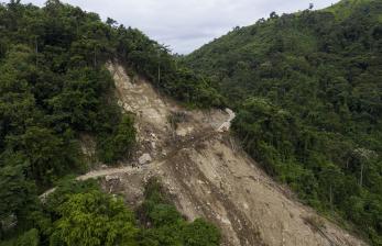Foto aerial tanah longsor yang sempat menutup jalur menuju lima desa di Ulumanda, Majene, Sulawesi Barat, Rabu (20/1/2021). Sebelumnya lima desa yang meliputi Desa Kabiraan, Tandealo, Panggalo, Popenga dan Ulumanda sempat terisolir akibat longsor di jalur tersebut, kini jalur itu telah dibuka meski baru bisa dilalui oleh kendaraan roda dua dan pejalan kaki
