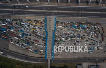Foto udara kendaraan terjebak kemacetan di KM 29 saat akan melintasi check point penyekatan di Tol Cikarang Barat KM 31, Kabupaten Bekasi, Jawa Barat, Jumat (7/5/2021). Pada Operasi Ketupat Jaya 2021 Direktorat Lalu Lintas Polda Metro Jaya telah memutarbalikkan 444 kendaraan pemudik di Gerbang Tol (GT) Cikarang Barat dengan perincian 346 kendaraan pribadi dan 98 kendaraan umum.