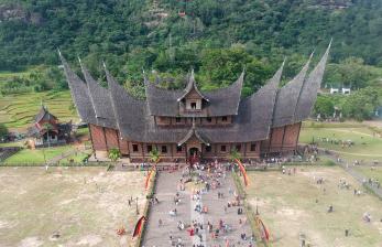 Foto udara pengunjung berwisata di Istano Basa Pagaruyung, Kabupaten Tanah Datar, Sumatera Barat, Rabu (4/5/2022). Bupati Tanah Datar Eka Putra senang karena daerahnya mencatatkan banyak kunjungan wisatawan selama sepekan libur Idulfitri.