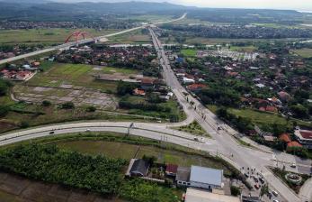 Foto udara suasana kendaraan di Jalur Pantura Weleri saat pandemi COVID-19 di Weleri, Kabupaten Kendal, Jawa Tengah, Selasa (26/5/2020). Pada Lebaran H+2, arus lalu lintas di Jalur Pantura Weleri, Kabupaten Kendal terpantau sepi dikarenakan adanya larangan mudik dari pemerintah untuk mencegah penyebaran wabah COVID-19.