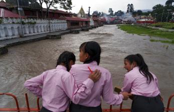 Ibu Kembali Bersekolah Bersama Anaknya di Nepal