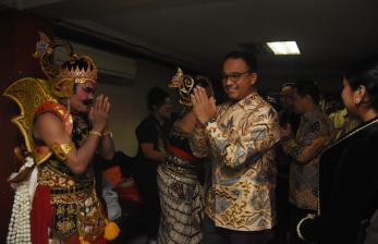 In Picture: Anies Baswedan Saksikan Pertunjukan Wayang Orang Bharata
