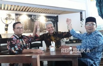 Gubernur DKI Jakarta Anies Rasyid Baswedan (kiri), Gubernur Jawa Tengah Ganjar Pranowo (tengah), bersama Gubernur Jawa Barat Ridwan Kamil (kanan).