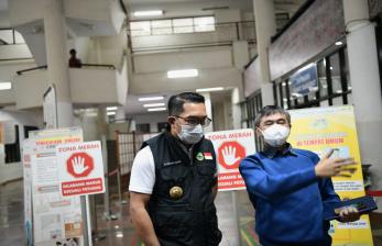 Gubernur Jawa Barat (Jabar) Ridwan Kamil saat meninjau langsung ketersediaan tempat tidur bagi pasien COVID-19 di RSUP Dr. Hasan Sadikin dan Rumah Sakit Khusus Ibu dan Anak (RSKIA), Kota Bandung, Sabtu (12/6/2021) malam.