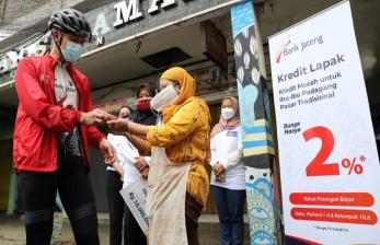 Gubernur Jawa Tengah, Ganjar Pranowo menyerahkan secara simbolis pencairan Kredit Lapak, kepda salah satu pedagang di Pasar Salaman, Kabupaten Magelang, Jawa Tengah, Sabtu (27/11). Pemprov Jawa Tengah dan Bank Jateng meluncurkan kredit lapak guna mendorong kebangkitan usaha para ibu pedagang pasar dan pelaku usaha kecil.