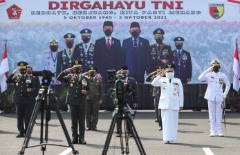 Gubernur Jawa Timur Khofifah Indar Parawansa (kedua kanan) bersama Pangdam V/Brawijaya Mayjen TNI Suharyanto (kedua kiri), Pangkoarmada II Laksda TNI Iwan Isnurwanto (kanan) dan Kapolda Jawa Timur Irjen Pol Nico Afinta (kiri) melakukan penghormatan saat mengikuti upacara peringatan HUT ke-76 TNI secara virtual di Kodam V/Brawijaya, Surabaya, Jawa Timur, Selasa (5/10/2021). HUT ke-76 TNI mengusung tema Bersatu, Berjuang, Kita Pasti Menang.
