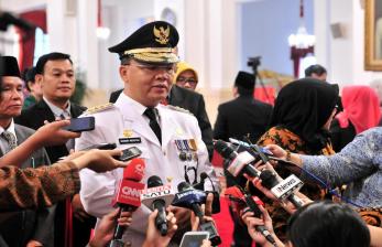 Gubernur Provinsi Bengkulu yang juga Ketua DPD Partai Golkar Bengkulu Rohidin Mersyah berbicara kepada awak media usai pelantikan di Istana Negara, Kamis (25/2).