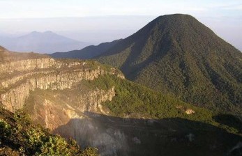 PVMBG Catat Ada Peningkatan Gempa Tektonik Lokal di Gunung Gede