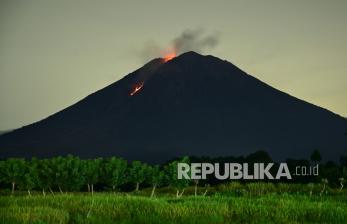 Gunung Semeru mengeluarkan lava pijar terlihat dari Desa Sumber Mujur, Candipuro, Lumajang, Jawa Timur, Jumat (10/12/2021). Hasil pengamatan Pusat Vulkanologi dan Mitigasi Bencana Geologi (PVMBG) laporan per 6 jam tanggal 10 desember pukul 12.00 - 18.00 Wib terjadi 2 kali gempa hembusan dengan amplitudo 2 mm yang berdurasi 30-35 detik. 