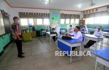 Guru dan siswa melakukan simulasi kegiatan belajar tatap muka di SMPN 1 Pontianak, Kalimantan Barat, Jumat (7/8/2020). Simulasi yang dilakukan guru dan pegawai sekolah dengan menerapkan protokol kesehatan tersebut merupakan salah satu persiapan untuk mengadakan kegiatan belajar tatap muka yang sehat serta bebas COVID-19. 