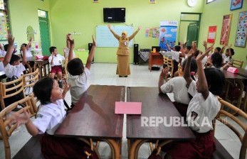 Guru mengajar (ilustrasi)