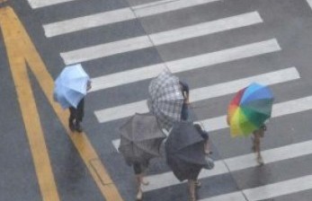   Saat ini di seluruh wilayah Indonesia fenomena La Nina yang terjadi cenderung lemah. Lemahnya fenomena La Nina tersebut berimbas atau berdampak terjadinya hujan. (ilustrasi)
