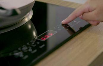 Ilustrasi penggunaan kompor induksi berenergi listrik bagi kebutuhan sehari- hari.