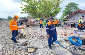 Terobos Palang Pintu, Truk Hancur Ditabrak Kereta Taksaka di Bantul