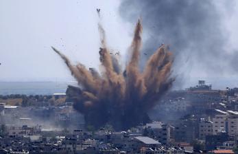 Israel meluncurkan ratusan roket ke wilayah Gaza.