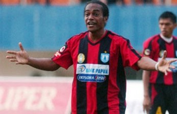 Panpel Persipura Imbau Penonton tak Makan Buah Pinang dalam Stadion - Vimarsana News