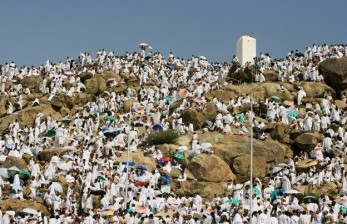 Setelah melakukan wukuf di padang arafah, para jama’ah haji diwajibkan bermalam di ….