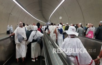 Jamaah menggunakan fasilitas travelator di terowongan Muaisim, Mina, Makkah.