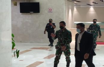 Jenderal Andika Perkasa tiba di Kompleks Parlemen, Senayan, Jakarta, untuk mengikuti fit and proper test, Sabtu (6/11).