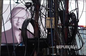 Kota Bandung Bersih-Bersih Kabel Ilegal di Atas Jalanan Kawasan Dago