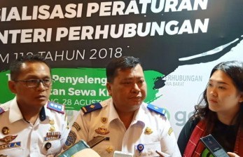   Kadishub Jabar Hery antasari (kiri), Direktur Angkutan Jalan Direktorat Jenderal Perhubungan Darat Ahmad Yani (tengah), dan Senior Manager Corporate Affairs Gojek Alvita Chen(kiri) saat memberikan keterangan pers tentang implementasi Permenhub 118 di El Royal Hotel, Kota Bandung (28/8).