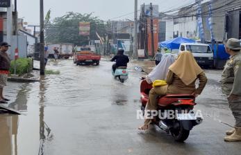 Banjir Buat Akses Jalan Raya Bintara di Dekat Perumahan Duta Kranji Terhambat