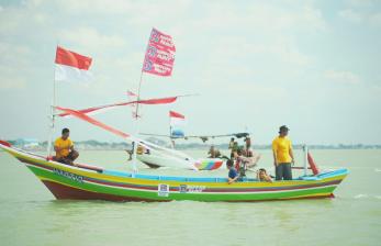 Kompetisi Menghias Kapal, Ratusan Kapal Nelayan Ramaikan Pantai Boom Tuban 