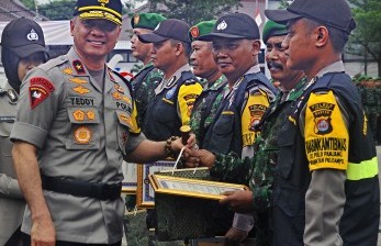 Teddy Minahasa (kiri).