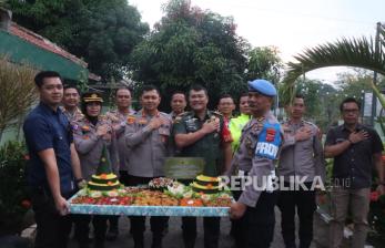 Jaga Kekompakan TNI-Polri, Kapolres Indramayu Bawa Tumpeng ke Kodim di HUT Kodam Siliwangi