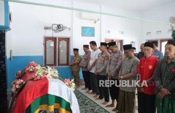 Takziah ke Rumah Duka Aiptu Nasution, Kapolres Indramayu : Semoga Amal Ibadah Almarhum Diterima 