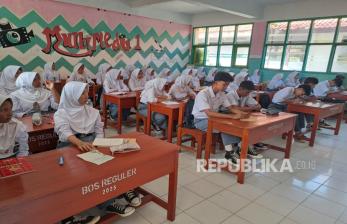 Siswa Bertambah Banyak, Sekolah Kekurangan Meja Kursi Mendadak Perbaiki yang Rusak
