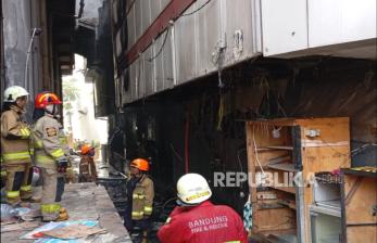 Kebakaran Landa Bangunan Toko Kosong di Kawasan Dalem Kaum Bandung