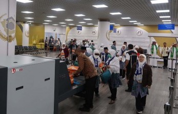  Sekitar 25 Ribu Jamaah Haji Dapat Layanan <em>Fast Track</em>. Foto:   Kedatangan jamaah calon haji Indonesia Kloter JKG 1 yang mendarat pada pukul 13:30, di Gate Road makkah Bandara Prince Mohammad Abdulaziz International Airport, Madinah, Ahad (7/7). Ini merupakan kedatangan pertama dengan menggunakan layanan fasttrack, yang hanya membutuhkan waktu 15 menit dari turun pesawat sampai jamaah menaiki bus.