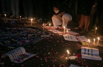 Kelompok suporter menyalakan lilin dan melakukan aksi Doa Bersama Solidaritas Untuk Suporter Arema di Sukoharjo, Jawa Tengah, Jumat (7/10/2022). Aksi tersebut sebagai aksi solidaritas antar suporter dan bentuk keprihatinan atas tragedi suporter sepak bola Arema di Stadion Kanjuruhan Malang yang menewaskan 131 korban jiwa. 