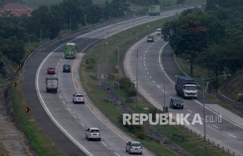 Kendaraan arah Jakarta (lajur kiri) melintas di jalan tol Cipali, Cirebon, Jawa Barat, Rabu (19/5/2021). Polda Metro Jaya menyatakan pada Rabu 19 Mei 2021 baru sekitar 22 ribu dari total 1,5 juta pemudik yang kembali ke Jabodetabek usai merayakan Idul Fitri di kampung halaman. 