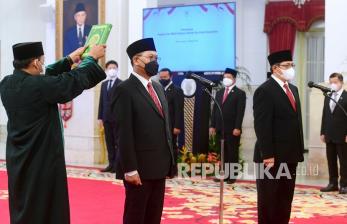 Kepala Otorita Ibu Kota Nusantara (IKN) Bambang Susantono (kedua kiri) dan Wakil Kepala Otorita IKN Dhony Rahajoe (kanan) melakukan sumpah jabatan yang dipimpin oleh Presiden Joko Widodo saat pelantikan di Istana Negara Jakarta, Kamis (10/3/2022). Bambang Susantono dan Dhony Rahajoe akan menjabat sebagai Kepala dan Wakil Kepala Otorita IKN yang pertama kali dilantik oleh presiden dengan masa jabatan selama lima tahun serta tugasnya diatur dalam peraturan presiden.