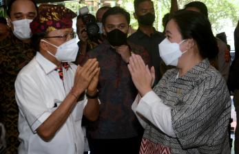 Ketua DPR Puan Maharani (kanan) berbincang dengan Gubernur Bali Wayan Koster (kiri) usai pelaksanaan Rapat Koordinasi (Rakor) menjelang pelaksanaan Inter-Parliamentary Union (IPU) Assembly and Related Meetings ke-144 di Nusa Dua, Badung, Bali.