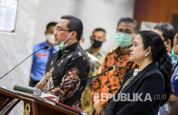 Ketua DPR Puan Maharani (kanan) bersama Ketua Ketua BPK RI Agung Firman Sampurna (kiri) memberi keterangan pers usai menggelar pertemuan di kompleks Parlemen, Jakarta, Selasa (30/6/2020). Dalam pertemuan tersebut DPR meminta BPK untuk melakukan pengawasan, pemeriksaan penggunaan dana dalam penanganan pandemi COVID-19 secara tansparan agar dapat dimanfaatkan sebesar-besarnya bagi rakyat Indonesia. 