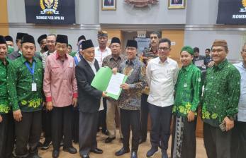  Sambangi DPR, PERGUNU Minta Frasa Madrasah tak Dihapus. Foto:   Ketua Komisi VIII DPR, Yandri Susanto  (baju putih tengah), saat menerima PP Persatuan Guru Nahdatul Ulama (PERGUNU), Rabu (22/6/2022).