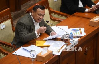 Ketua KPK Firli Bahuri memberikan paparan saat rapat kerja dengan Komisi III DPR di Kompleks Parlemen, Senayan, Jakarta, Rabu (30/3/2022). Raker tersebut membahas capaian target Penerimaan Negara Bukan Pajak (PNBP) Tahun 2021, target pencapaian PNBP di Tahun 2022, Renstra Program Prioritas Tahun 2022, dan pelaksanaan tupoksi dalam rangka optimalisasi penyelamatan keuangan negara serta meningkatkan target PNBP. 