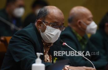Ketua Pengurus Besar Ikatan Dokter Indonesia (PB IDI) Adib Khumaidi (kiri) didampingi Ketua Majelis Kehormatan Etik Kedokteran (MKEK) IDI Djoko Widyarto JS (kanan) mengikuti Rapat Dengar Pendapat Umum (RDPU) dengan Komisi IX DPR di Jakarta, Senin (4/4/2022). RDPU membahas tentang tugas pokok dan fungsi Ikatan Dokter Indonesia (IDI) sebagai organisasi profesi kedokteran di Indonesia serta masalah pemecatan mantan Menteri Kesehatan Terawan Agus Putranto dari keanggotaan IDI. 