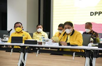 Ketua Umum DPP Partai Golkar Airlangga Hartarto (kanan) memimpin rapat pleno di kantor DPP Partai Golkar, Rabu (24/2).