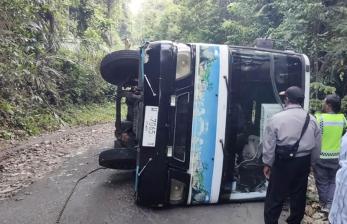 Bus Terguling di Pantai Balekambang, Lima Penumpang Terluka