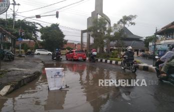 Jalan Berlubang di Pertigaan Tugu Botol Kecap Majalengka Ancam Keselamatan Pengendara