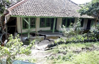 Kondisi salah satu rumah yang rusak terdampak bencana tanah bergerak di Nyalindung, Sukabumi, Jawa Barat, Ahad (28/4/2019). 